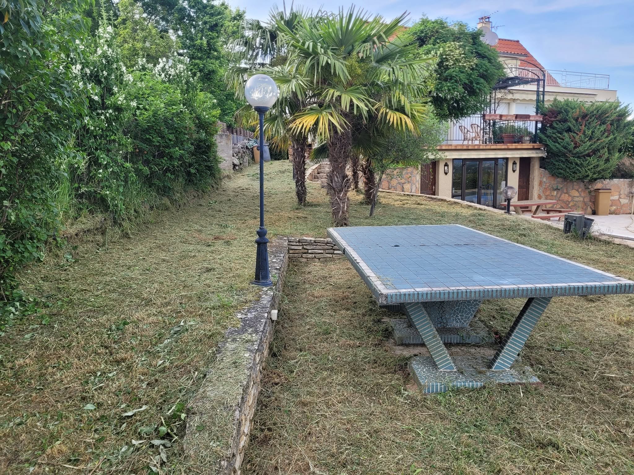 Le même jardin après tonte et débroussaillage par RD Environnement