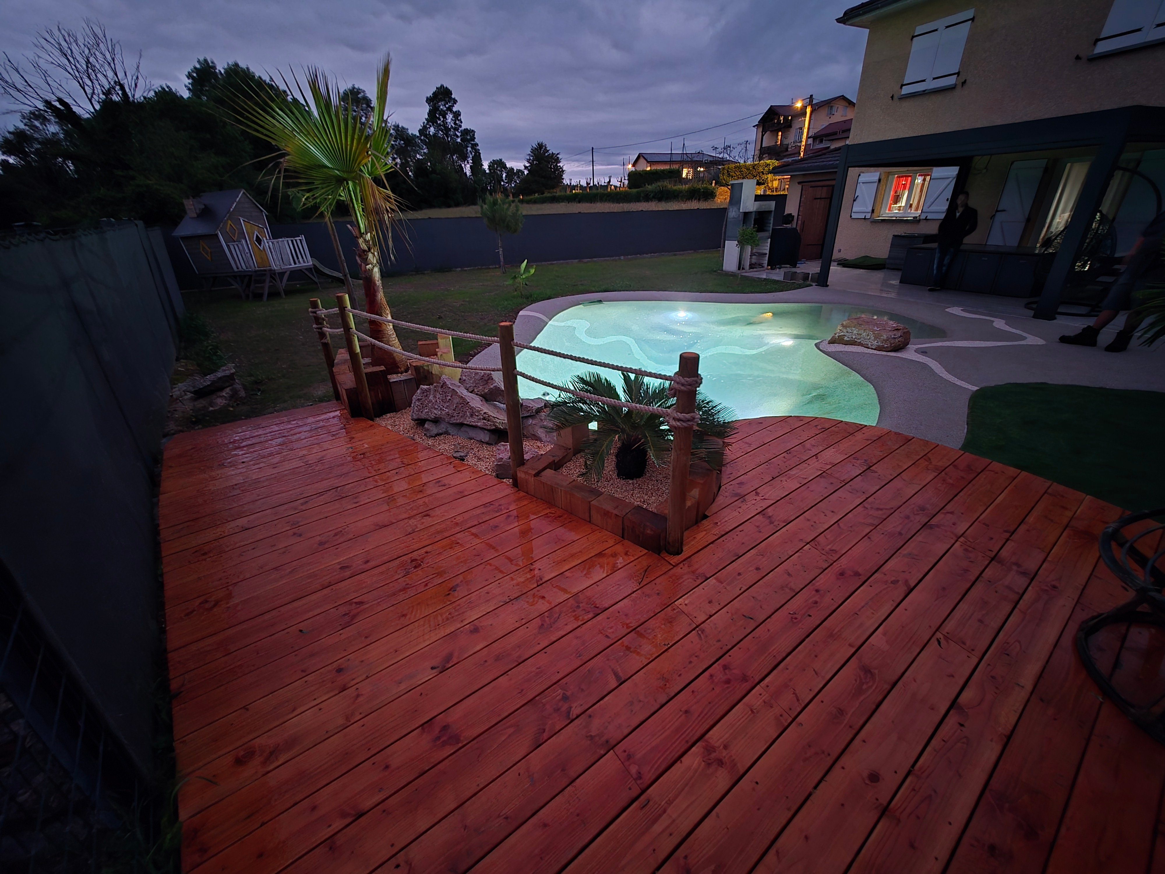 Terrasse en bois sous pergola